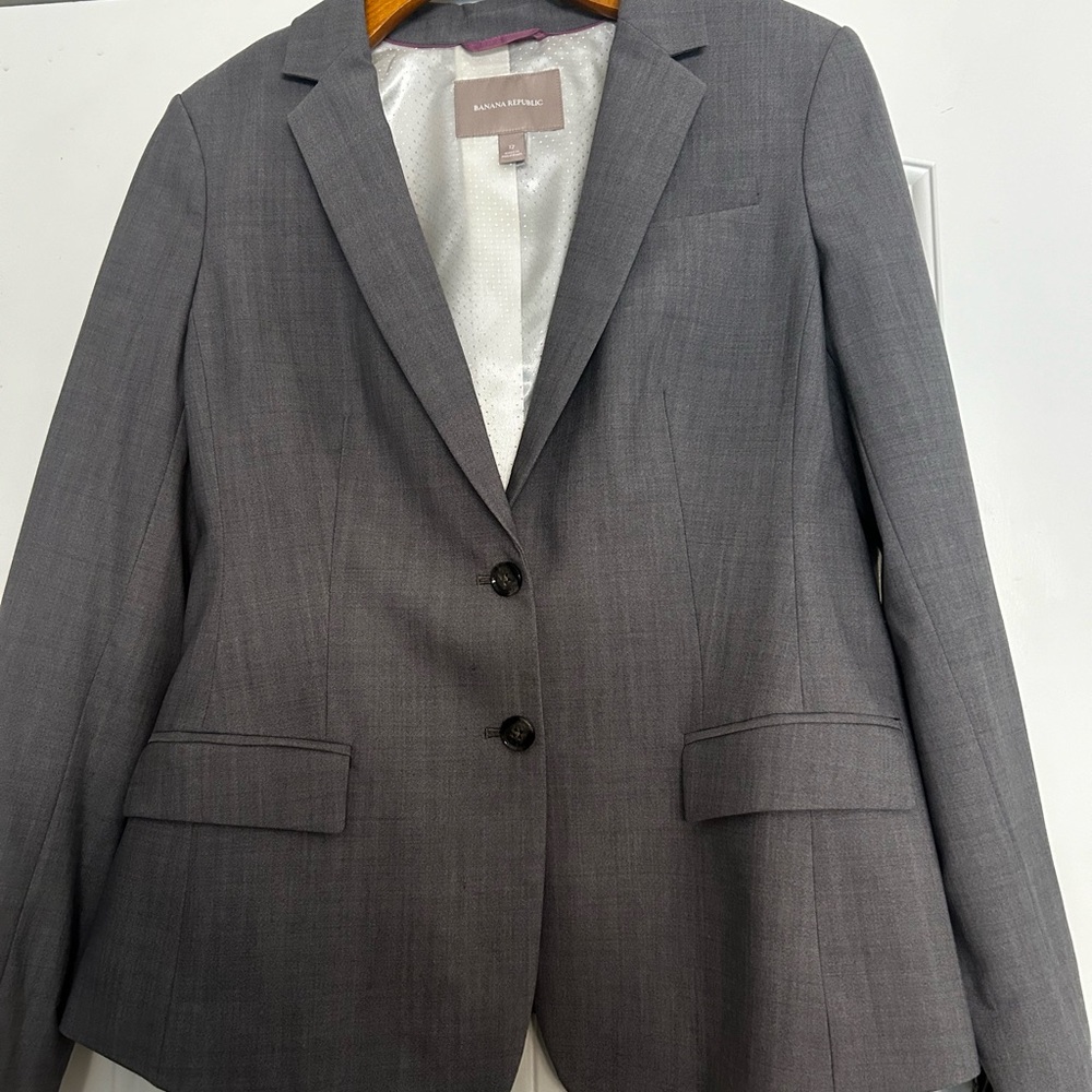 Banana Republic woman’s size 12 gray blazer. Perfect condition.